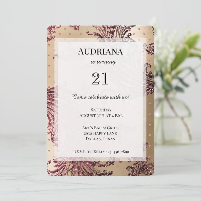 Guld Glam Burgundy Hearts Birthday Inbjudningar (Stående Fram)