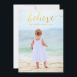 Guld Glam Tro Helgdag-fotokort Julkort<br><div class="desc">Tryckt fotkort för guldfolie tro Contemporary Helgdag. Elke Clarke © Finns på www.zazzle.com/monogramgallery. Skicka dina julhälsningar till dina vänner och din familj med det här snyggt, enkla helgdag-fotokortet med ord "Tro" skrivet i guld klassiskt handskriftsformat i, överlägg i ett lodrät-kortformat. Byt ut exempelfotot mot ditt eget. Tryckt foteffekt av guld-folie...</div>