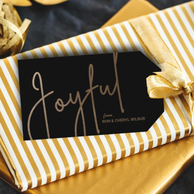Guld GLATT om den svarta julen Presentetikett (Gold JOYFUL text in fancy script on black Christmas gift/favor tags personalized with your names)