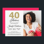 Guld Glitter 40 Fabulous Birthday Diva Rosa Photo  Inbjudningar<br><div class="desc">Snyggt, elegant 40-årsfotoinbjudan innehåller ord "40 och Fabulous" i guld glitter och svart chic med kalligrafi och modern typografi. Lägg helt enkelt till dina egna personuppgifter och ditt favoritfoto. Kortets baksida finns i en ljus rosa färg (du kan ändra färg via redigeringsmenyn). Enbart designad för dig av Lycklig Dolphin Studio....</div>