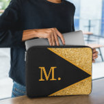 Guld Glitter Black Monogram Laptop Fodral<br><div class="desc">Lägg till lyx och elegans till dina tekniska tillbehör med vårt Guld Glitter Black Monogram Laptop sleeve. Den här sleeven är designad för stil och skydd och behållor din bärbara dator säker samtidigt som den skapar ett fet påstående. Har en slimmad svart bakgrund med ett strålande guld glitter monogram, ge...</div>