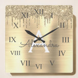 Guld Glitter, borstat Metall Monogram Namn Fyrkantig Klocka<br><div class="desc">Guld Faux Foil Metallic Gnistra Glitter Brushed Metall Monogram Namn och initial Luxury Wall Clock. Det gör perfekten söt 16-årsdag,  bröllop,  möhippa,  årsdag,  barndusch eller filmfest för någon som kärlek glam lyx och chic stilar.</div>