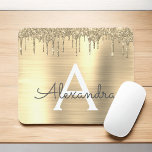 Guld Glitter Brushed Metall Monogram Namn Musmatta<br><div class="desc">Guld Faux Foil Metallic Gnistra Glitter Brushed Metall Monogram Namn och Initial Mousepad (musknapp). Det gör perfekten söt 16-årsjubileum,  bröllop,  möhippa,  årsdag,  babydusch eller bachelorette-fest för någon som glam lyxen och chic stilar i kärlek.</div>