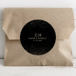 Guld Glitter elegant bröllop Runt Klistermärke<br><div class="desc">Det klassiska runda klistermärket guld elegant bröllop är perfekt för ett modernt bröllopsmottagande. Utformningen har en vacker guld glitter inslag i svart bakgrund för att försköna evenemanget.</div>