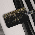 Guld Glitter Glam Monogram Namn Bagagebricka<br><div class="desc">Glam Guld Glitter Elegant Monogram Luggage Tag. Det är enkelt att anpassa trendigets chic bagagemärkesdesign med elegant guld mousserande glitter mot svart bakgrund. Designen har ditt handskrivna skriptmonogram med söt-snurrar och ditt namn.</div>