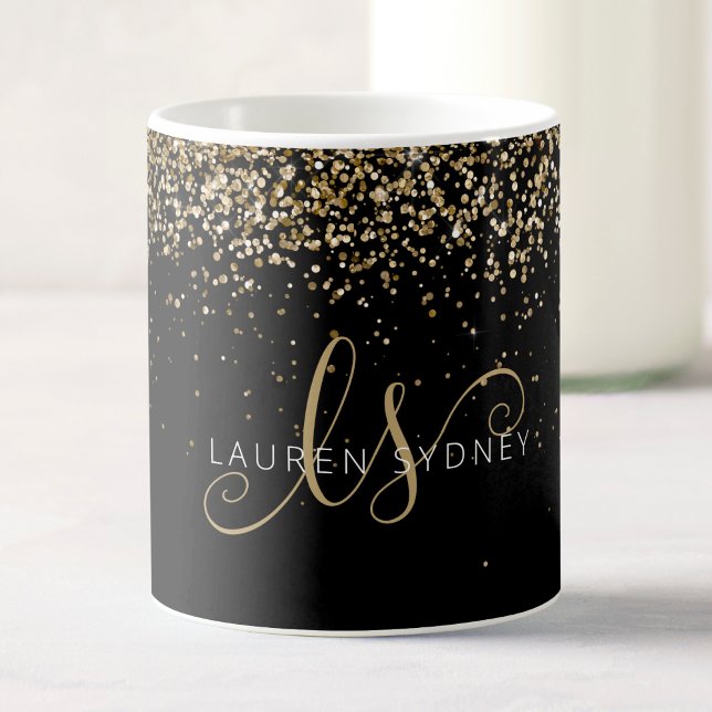 Guld Glitter Glam Monogram Namn Kaffemugg (A personalized mug with your monogram in a chic font and gold glitter on a black background.)