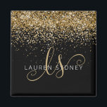 Guld Glitter Glam Monogram Namn Magnet<br><div class="desc">Glam Guld Glitter Elegant Monogram Magnet. Anpassa enkelt den här chicen av trendig magnet-designen med elegant guld mousserande glitter mot svart bakgrund. Designen har ditt handskrivna skriptmonogram med söt-snurrar och ditt namn.</div>