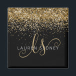 Guld Glitter Glam Monogram Namn Magnet<br><div class="desc">Glam Guld Glitter Elegant Monogram Magnet. Anpassa enkelt den här chicen av trendig magnet-designen med elegant guld mousserande glitter mot svart bakgrund. Designen har ditt handskrivna skriptmonogram med söt-snurrar och ditt namn.</div>
