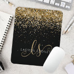 Guld Glitter Glam Monogram Namn Musmatta<br><div class="desc">Glam Guld Glitter Elegant Monogram Mouse Pad. Anpassa enkelt trendigets chic-musmatta med elegant guld mousserande glitter mot svart bakgrund. Designen har ditt handskrivna skriptmonogram med söt-snurrar och namn.</div>