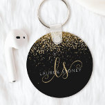 Guld Glitter Glam Monogram Namn Nyckelring<br><div class="desc">Glam Guld Elegant Monogram Keychain,  som enkelt anpassar trendigets nyckelkedjedesign för chic med Glitter och som har elegant guld mousserande glitter mot svart bakgrund. Designen har ditt handskrivna skriptmonogram med söt-snurrar och ditt namn.</div>
