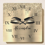 Guld Glitter Gnistra Eyelash Monogram Namn Fyrkantig Klocka<br><div class="desc">Guld Faux Foil Metallic Gnistra Glitter Brushed Metall Monogram Namn och initiala Eyelash (Lash),  Eyelash Extensions och Öga söt väggklocka. Utformningen gör perfekten söt 16-årsjubileum,  bröllop,  möhippa,  årsdag,  babydusch eller bachelorette-festgåva till någon som tittar för ett trendig coola stil.</div>