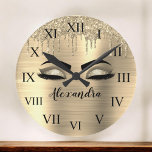 Guld Glitter Gnistra Eyelash Monogram Namn Rund Klocka<br><div class="desc">Guld Faux Foil Metallic Gnistra Glitter Brushed Metall Monogram Namn och initial Eyelash (Lash),  Eyelash Extensions och Öga small dekorative klocka. Utformningen gör perfekten söt 16-årsjubileum,  bröllop,  möhippa,  årsdag,  babydusch eller bachelorette-festgåva till någon som tittar för ett trendig coola stil.</div>