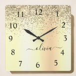 Guld Glitter Metall Monogram Glam Namn Fyrkantig Klocka<br><div class="desc">Guld Faux Foil Metallic Gnistra Glitter Brushed Metall Monogram Namn Clock. Det gör perfekten söt 16-årsjubileum,  bröllop,  möhippa,  årsdag,  babydusch eller bachelorette-fest för någon som glam lyxen och chic stilar i kärlek.</div>