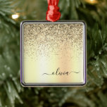 Guld Glitter Metall Monogram Glam Namn Julgransprydnad Metall<br><div class="desc">Guld Faux Foil Metallic Gnistra Glitter Brushed Metall Monogram Namn och Initial jul Ornament. Det gör perfekten söt 16-årsjubileum,  bröllop,  möhippa,  årsdag,  babydusch eller bachelorette-fest för någon som glam lyxen och chic stilar i kärlek.</div>