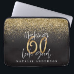 Guld glitter moderna 60-årsdag laptop fodral<br><div class="desc">Fira din 60-årsdag i stil med denna svarta,  vita och guld glitter-effekt 60 och fantastiska födelsedagsdesign. En modern design med skripttext och fet grafik. Ändra färg för att anpassa. En del av en samling.</div>