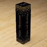 Guld glitter om texten i den svarta anpassningsbar presentask för vinflaska<br><div class="desc">Guld glitter står svart med anpassade i den 40:e födelsedagen mellan guld och Lycklig på två sidor och namn på två andra sidor. Två brev monogram på översidan av vin-lådan.</div>