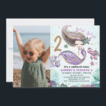 Guld Glitter One Lila Sjöjungfru Photo 2nd Birday Inbjudningar<br><div class="desc">Guld Glitter En Sjöjungfru på Lilan Foto 2:a födelsedagsinbjudan Söt lila och sjöjungfru på födelsedag var den första födelsedagsinbjudan med en söt sjöjungfru, havssköldpadda och en enmajssnäcka. Den här designen har också ett faux guld glitter-nummer som är flyttbart och din lilla flickas foto. Den här andra sjöjungfrun för lila och...</div>