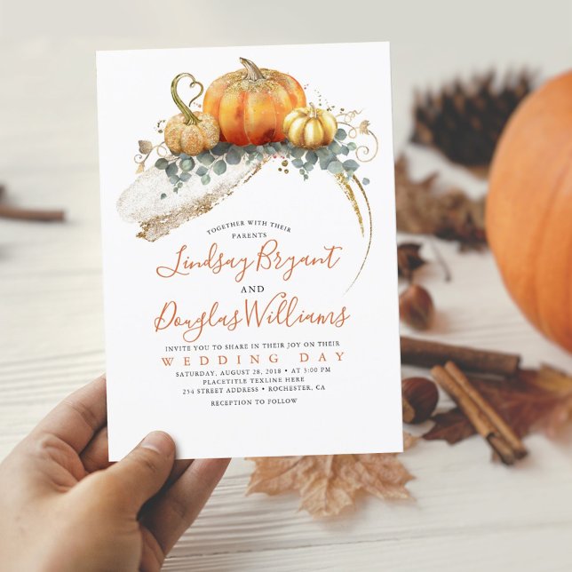 Guld Glitter Orange Pumpkins Elegant Fall Wedding Inbjudningar (Skapare uppladdad)