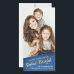 Guld Glitter Shine Bright Lycklig Hanukkah Julkort<br><div class="desc">Snyggt och det moderna Hanukkah-fotokortet som säger "Lycklig Hanukkah Shine Bright" i faux guld glitter på en texturerad blå bakgrund.</div>