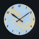Guld-Glitter-vågen Mönster Blue Girly Nursery Deco Rund Klocka<br><div class="desc">Designad med coolans konstnärliga och glittrande vågigt mönster i bakgrunden!</div>