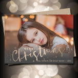Guld God jul fotofoto Julkort<br><div class="desc">Fira helgdagarna med det här enkla julkortet som innehåller GOD JUL och namn i chic. Ladda bara upp ditt favoritfamiljefoto och lägg till din familjeanpassning. *ÄNDRA FÄRG på baksidan av kortet så att det stämmer med ditt foto. **LODRÄT-kort för dig i vår butik. Välj Projektionsyta för tyngsta pappra och HD-kvalitet...</div>