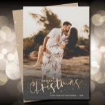 Guld God jul fotofoto Julkort<br><div class="desc">Fira helgdagarna med det här enkla julkortet som innehåller GOD JUL och namn i chic. Ladda bara upp ditt favoritfamiljefoto och lägg till din familjeanpassning. *ÄNDRA FÄRG på baksidan av kortet så att det stämmer med ditt foto. **VÅGRÄT-kort för dig i vår butik. Välj Projektionsyta för tyngsta pappra och HD-kvalitet...</div>
