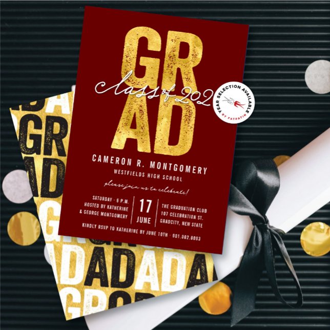 Guld GRAD Klass 2026 Stilstig Examenfest Inbjudningar (Gold & Red Bold GRAD Class of 2025 Stylish Graduation Party Invitation @ zazzle.com/color_therapy)