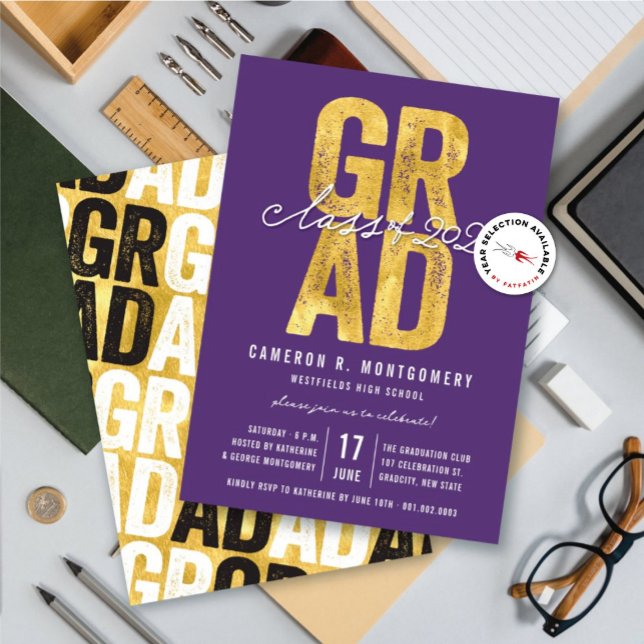 Guld GRAD-klass för 2025 Snyggt Studentfest Inbjudningar (Gold & Purple Bold GRAD Class of 2025 Stylish Graduation Party Invitation @ zazzle.com/color_therapy)