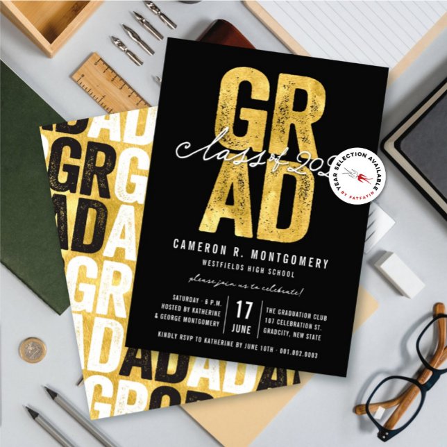 Guld GRAD-klass för 2025 Snyggt Studentfest Inbjudningar (Gold & Black Bold GRAD Class of 2025 Stylish Graduation Party Invitation @ zazzle.com/color_therapy)