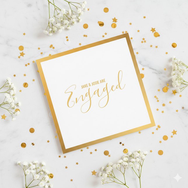 Guld gräns förlovningsfest inbjudningar (Gold border bright white elegant script engaged announcement card.)