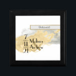 Guld Grått Watercolor Bröllop Wooden Smyckeskrin<br><div class="desc">En vacker guld och grått vattenfärg tvättar adsorberar den här personligens smyckeskrin av trä. Utformningen innefattar namn från bruden och brudgummen tillsammans med bröllop-datumet, som presenteras i modern typografi med ett unikt designat datum. Det finns också utrymme för att placera den roll som någon spelade i din bröllopsfest, skapar den...</div>