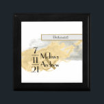 Guld Grått Watercolor Bröllop Wooden Smyckeskrin<br><div class="desc">En vacker guld och grått vattenfärg tvättar adsorberar den här personligens smyckeskrin av trä. Utformningen innefattar namn från bruden och brudgummen tillsammans med bröllop-datumet, som presenteras i modern typografi med ett unikt designat datum. Det finns också utrymme för att placera den roll som någon spelade i din bröllopsfest, skapar den...</div>