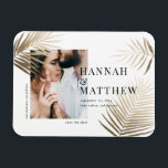 Guld handflatan löv spara datumfoto bröllop magnet<br><div class="desc">Modern guld-fotokort för klassy-fotot från handflatan löv bröllop spara datum. Med modern utformning av elegantens baksida.</div>