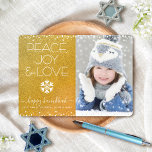 Guld Hanukkah Photo Peace Joy Kärlek Quote Snowfla Julkort<br><div class="desc">"Fred, glädje och kärlek." En roligt, lekfull, vit snöflinggrafi och modern typografi på en glatt, faux guld glitter-bakgrund hjälper dig att gå in i Hanukkah-säsongen, tillsammans med den anpassningsbar du väljer. Vita konfektyrer sätter ram på kortet. Känn helgdagarnas värme och glädje när du skickar det här fantastiska, grafiska, platta fotohälsningskortet...</div>