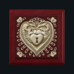 Guld Heart Lock Minnesask<br><div class="desc">Guld Heart Lock Gift Box efter ArtMuvz Illustration. Matchande t-shirt, romantiska kläder, bröllopsgåvor. Valentines day gåvor och kläder. Observera att Lock inte är verkligt, lås är en illustration. LÄGG TILL NAMNET ELLER lägg till text i stället. Få redo till Valentines day med våra festliga gåvor och romantiska kläder! Perfekt för...</div>