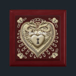 Guld Heart Lock Minnesask<br><div class="desc">Guld Heart Lock Gift Box efter ArtMuvz Illustration. Matchande t-shirt, romantiska kläder, bröllopsgåvor. Valentines day gåvor och kläder. Observera att Lock inte är verkligt, lås är en illustration. LÄGG TILL NAMNET ELLER lägg till text i stället. Få redo till Valentines day med våra festliga gåvor och romantiska kläder! Perfekt för...</div>