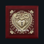 Guld Heart Lock Minnesask<br><div class="desc">Guld Heart Lock Gift Box efter ArtMuvz Illustration. Anpassa matchande t-shirt, romantiska kläder, bröllopsgåvor. Valentines day gåvor och kläder. Observera att Lock inte är verkligt, lås är en illustration. OM DU VILL PERSONALISERA lägger du till ditt namn eller lägger till text i stället. Få redo till Valentines day med våra...</div>
