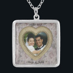 Guld Heart Photo Ram Necklace Silverpläterat Halsband<br><div class="desc">Romantiskt hjärtfoto ram halsband för att anpassa dig till att lägga till ditt eget foto och ändra text,  teckensnitt,  storleka och färg lika bra som du föredrar. Mycket söt som bröllopsförmån för dina gäster!</div>