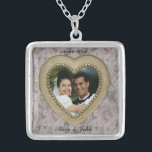 Guld Heart Photo Ram Necklace Silverpläterat Halsband<br><div class="desc">Romantiskt hjärtfoto ram halsband för att anpassa dig till att lägga till ditt eget foto och ändra text,  teckensnitt,  storleka och färg lika bra som du föredrar. Mycket söt som bröllopsförmån för dina gäster!</div>
