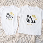Guld Hearts Big Sister Namn Monogram T Shirt<br><div class="desc">Anpassningsbarna skriver ut matchande systers t-shirts-personlig med din flickas namn. Den här söta och snyggt designen har Big Sister-text i ett modernt svart skript med två guld faux glitter-hjärtan. Lägg till din dotters namn nedanför i guld eller använda verktygen för att välja typsnitt och färg som du vill. Välj mellan...</div>