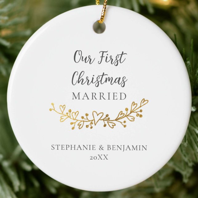 Guld Hearts Garland Photo (första jultomten) Julgransprydnad Keramik (first christmas married newlywed couple mr mrs keepsake ornament gold hearts garland elegant simple)