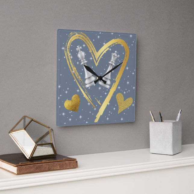 Guld Hearts Kung och Queen Chess Delarare på Grått Fyrkantig Klocka (Kontor)