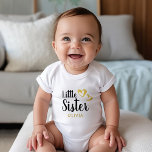 Guld Hearts Little Sister Namn Monogram T Shirt<br><div class="desc">Anpassningsbarna skriver ut matchande systers t-shirts-personlig med din flickas namn. Den här söta och snyggt designen har Little Sister-text i ett modernt svart skript med två guld faux glitter-hjärtan. Lägg till din dotters namn nedanför i guld eller använda verktygen för att välja typsnitt och färg som du vill. Välj mellan...</div>