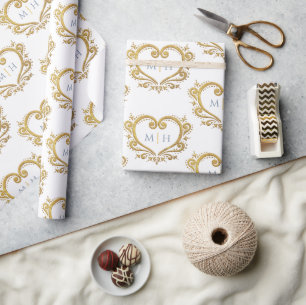 Guld hjärta på vitt dammigt blått monogram bröllop presentpapper