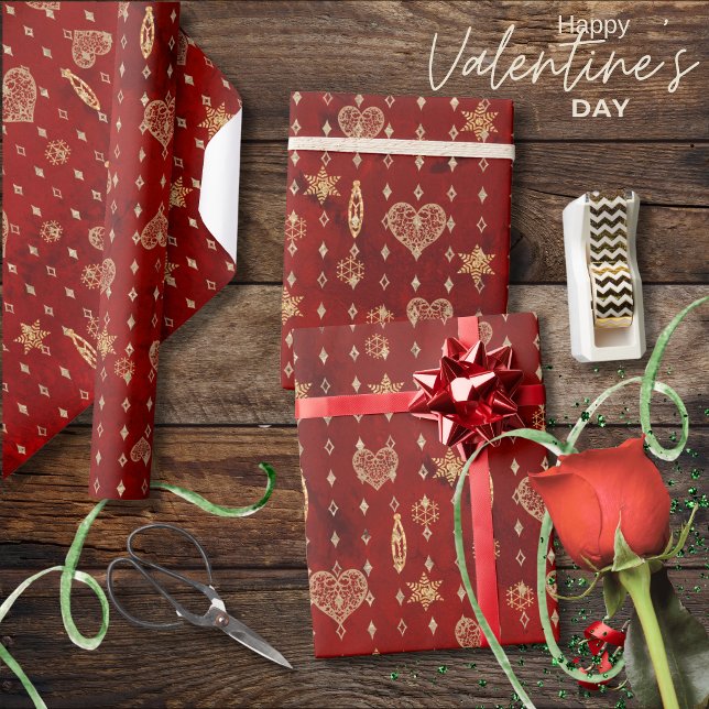 Guld hjärtan stjärnor på Red Valentine Presentpapper (Gold hearts stars on Red Valentine's Wrapping Paper )