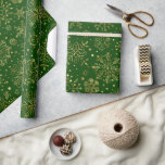 Guld jul Snöflingor på Anpassningsbarnas Grönt Presentpapper<br><div class="desc">Elegant guld tones,  abstrakt jul snöflingor mönster över en anpassningsbar grönt som du kan ändra på webbplatsen. Guld snöflingor kom med öppen bakgrund.</div>