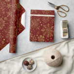 Guld jul Snöflingor på Röd Presentpapper<br><div class="desc">Elegant guld toner,  snöflingor i jultomten,  över en röd abstrakt kan du byta ut på webbplatsen. Guld snöflingor kom med öppen bakgrund.</div>
