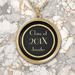 Guld-klass Studenten Necklace Guldpläterat Halsband<br><div class="desc">En "bränd" cirkel i guld omger klassåret och namn mot en svart bakgrund. Enkel,  men mycket elegant och dramatisk. Gör en underbar studenten keepsaké. Om du vill ändra teckensnitt,  färg,  storlek eller placering av texten kan du göra det genom att välja "Anpassa den".</div>