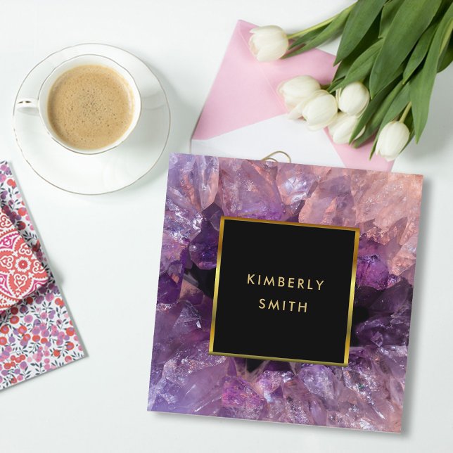 Guld lila ametyst gemstone geode fyrkantigt visitkort (Modern purple amethyst gold black elegant professional square business card.)