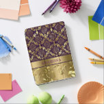 Guld & Lila Blommigt Damasker & Snurra iPad Pro Skydd<br><div class="desc">Elegant guld och blommigt med djup lila,  damm och virvelformning med anpassade monogram.</div>